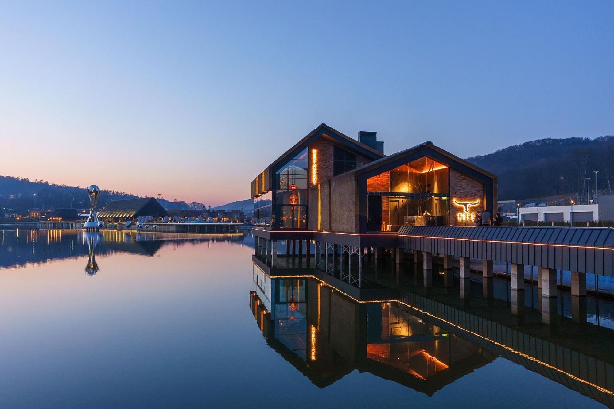 Emily Resort Leópolis Exterior foto The "floating" house